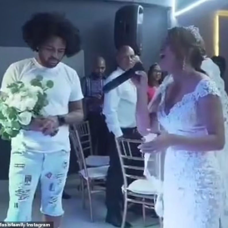  العروس ظهرت بكامل أناقتها على عكس العريس