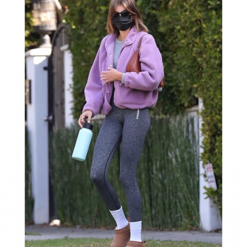 اطلالات رياضية مريحة وعصرية مستوحاة من كايا جربر