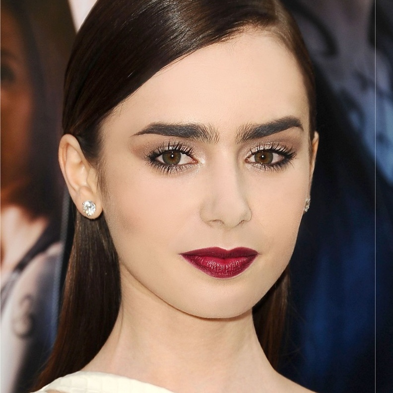  اجمل الوان احمر شفاه عنابي في صيف 2021 من Lily Collins