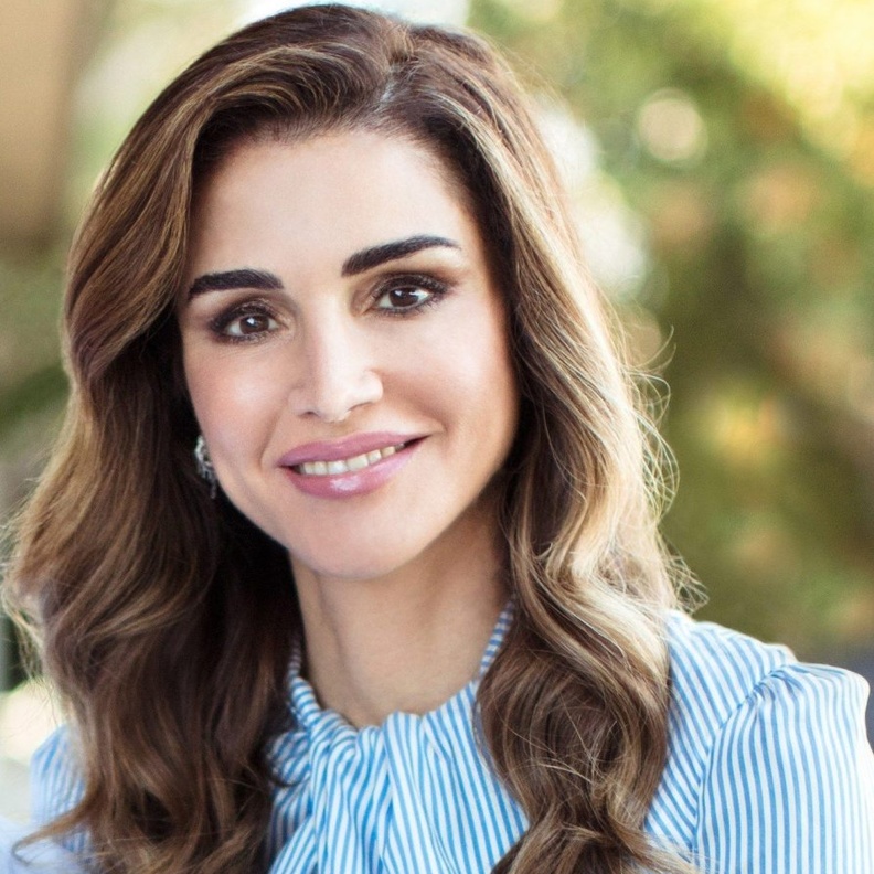 تسريحات شعر ويفي مع الغرة المالسة من وحي الملكة رانيا