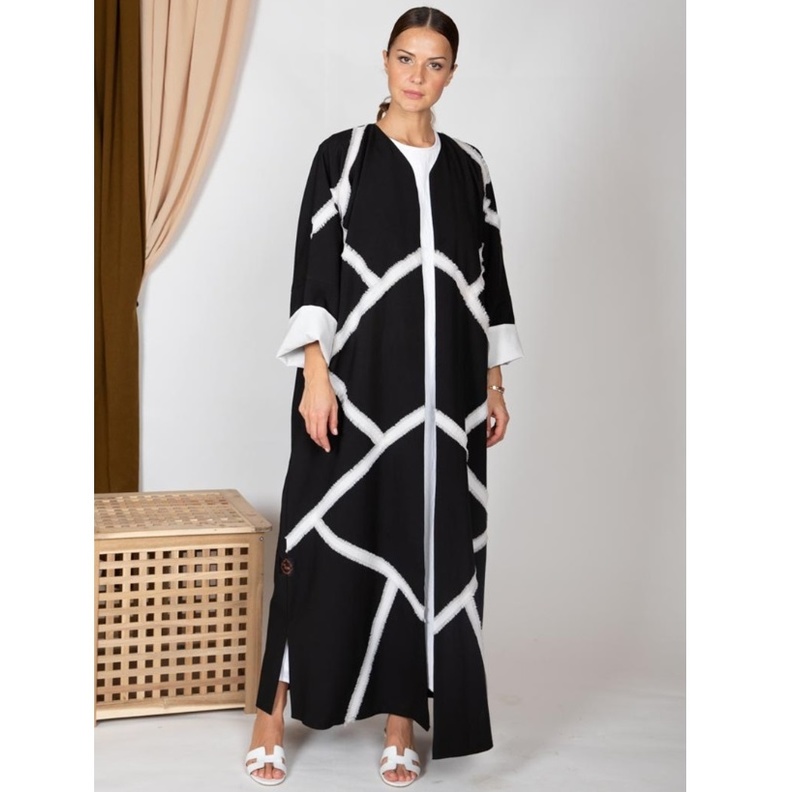 عباية سوداء مع زخرفات بيضاء شبابية من  MIDAS TOUCH BOUTIQUE