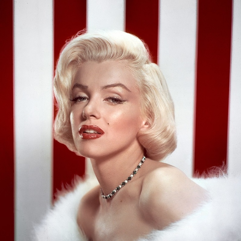  تفاصيل المكياج الكلاسيكي المذهل