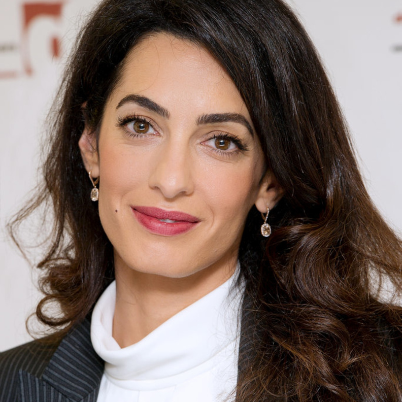 مكياج خفيف ونيود للمرأة العاملة بأسلوب أمل كلوني