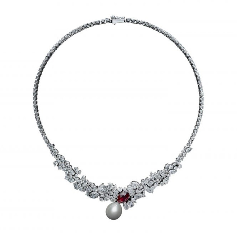 عقد من ديور Dior