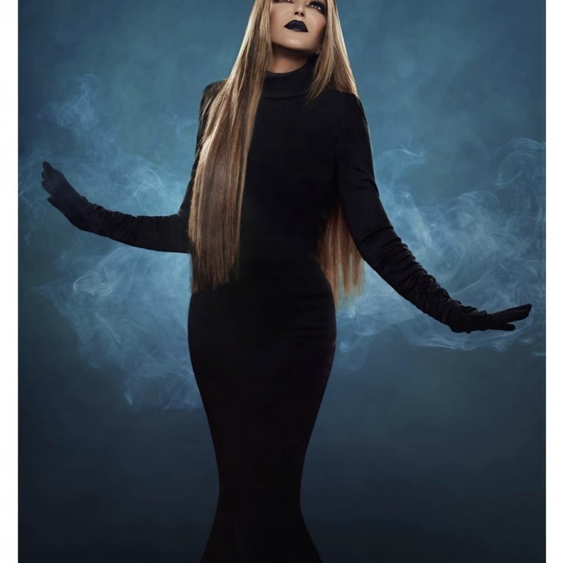 في الصورة الأولى روجت المغربية سميرة من خلال إطلالة رمادية غامضة أرفقتها بعبارة اتنين بالليل قريبًا