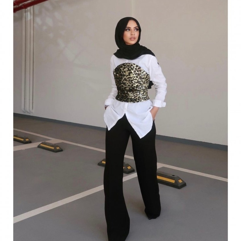 كيفية تنسيق البلوزة البيضاء للمحجبات على طريقة الفاشينيستا