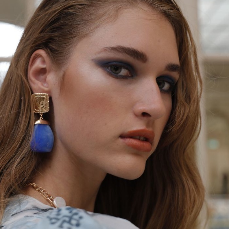 طريقة تطبيق مكياج مشرق وناعم مع البرونزر لاطلالات صيف 2021