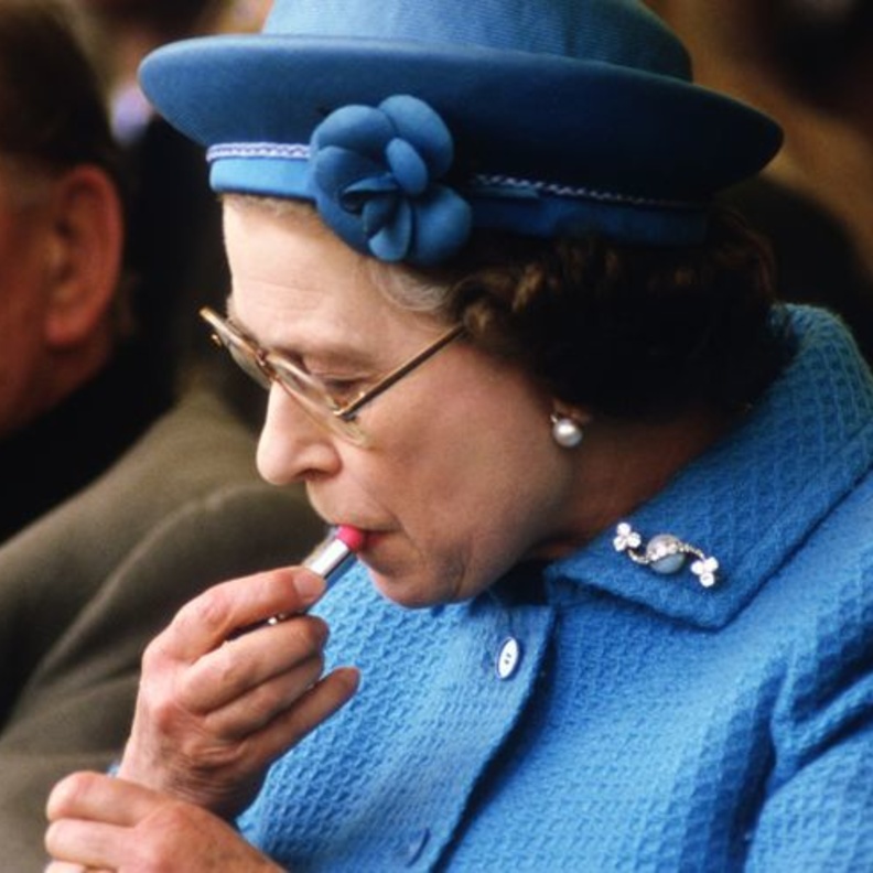 ما هي مستحضرات التجميل المفضلة لملكة بريطانيا لإطلالة مثالية؟