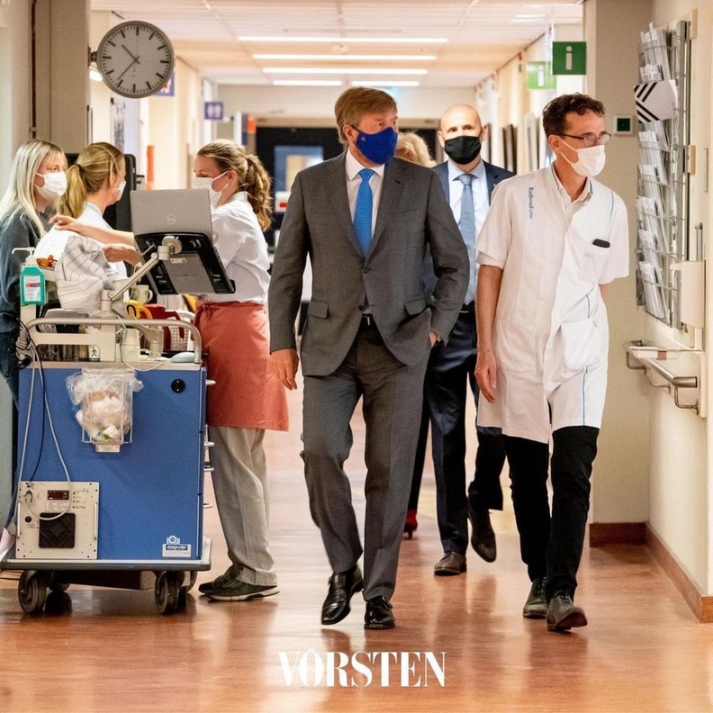 الملك فيليم ألكسندر يزور مستشفى لرعاية مرضى عدوى كورونا