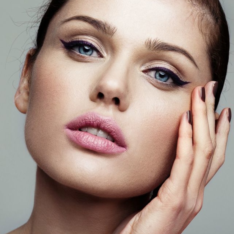 طريقة رسم الكحل بأشكال مختلفة حسب شكل العين