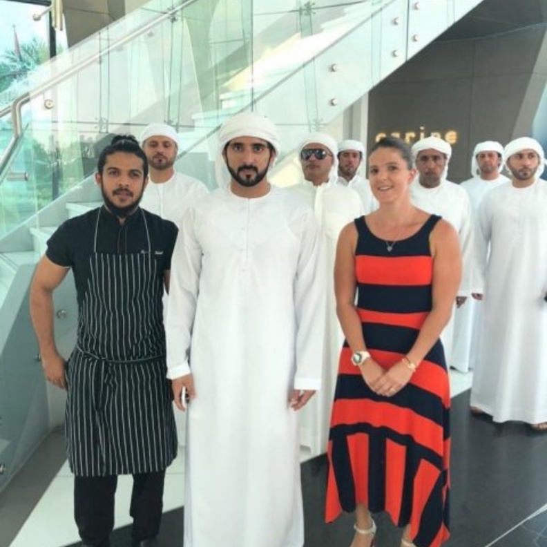  الشيخ حمدان بن محمد بن راشد آل مكتوم في تجربة مميزة بأحد مطاعم دبي.