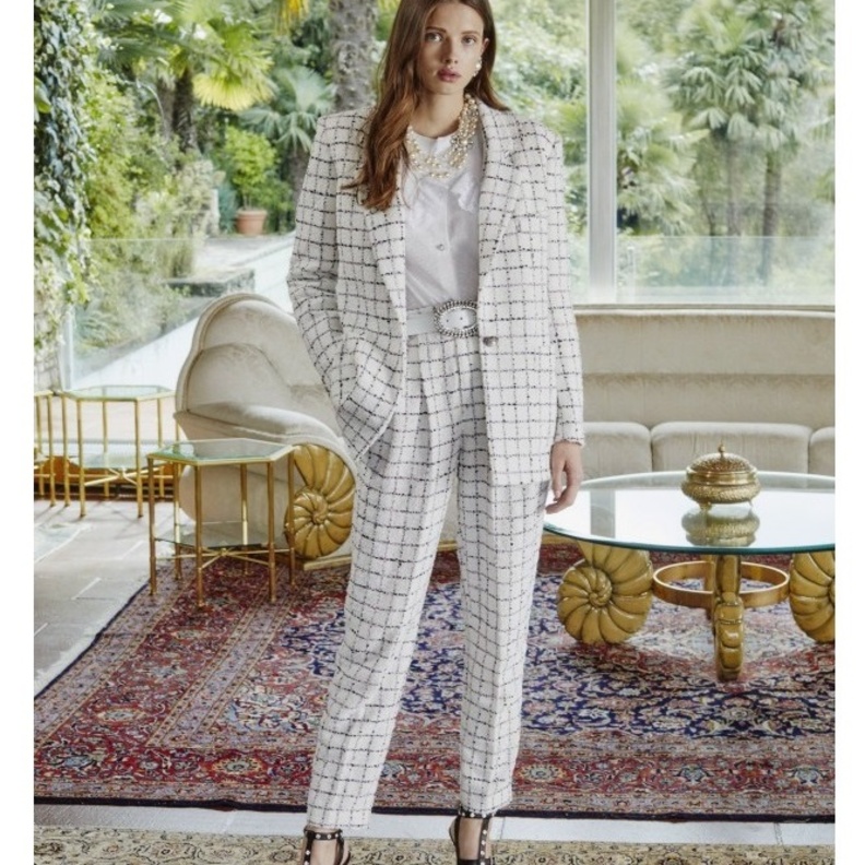 البليزر البيضاء صديقة كل المواسم