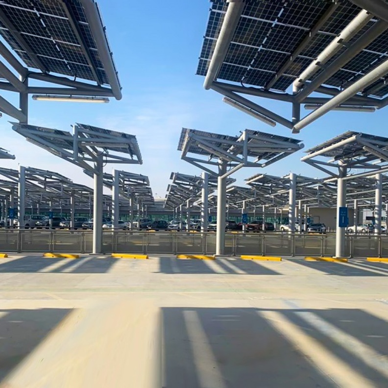  مطارات أبوظبي ومصدر تنجزان أكبر مبنى لمواقف السيارات مزوّد بالطاقة الشمسية في أبوظبي