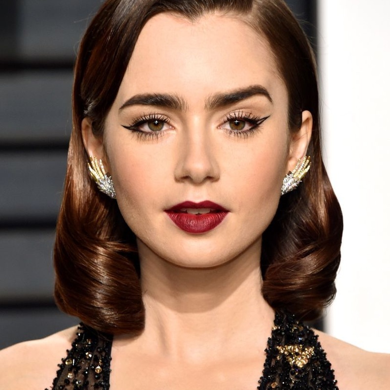  رسمات آيلاينر ريترو مجنح من وحي اطلالة Lily Collins
