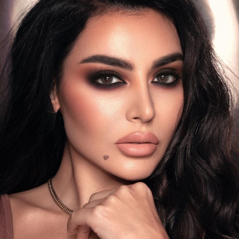 أحدث الإطلالات الجمالية لزوجات النجوم العرب من الأجمل