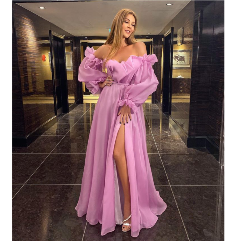 خطفت الأنظار في القاهرة بفستان باللون الزهري من تصميم سارة مراد