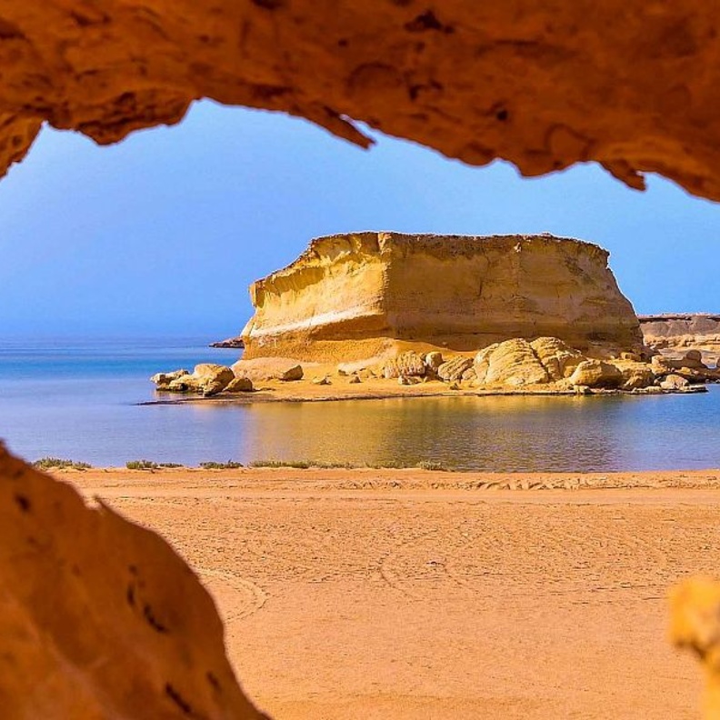 شاطئ شرم الجزي.. الوجهة الأمثل لعشاق البحر والاستجمام