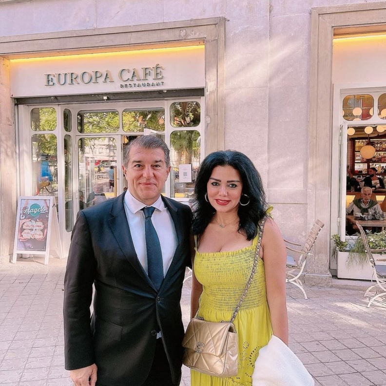 رانيا يوسف ورئيس نادي برشلونة 