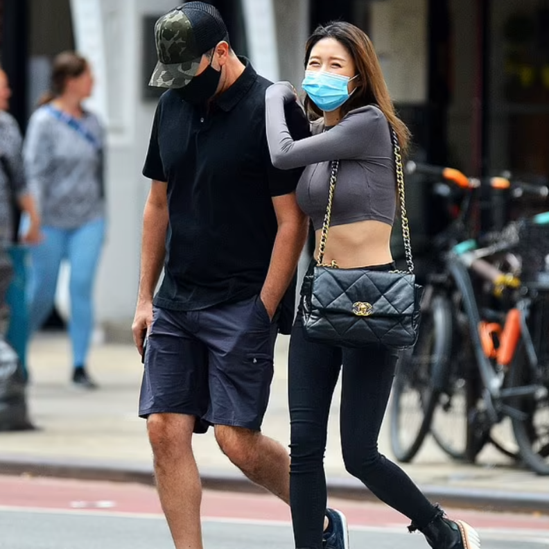 ديفيد شويمر  وإمرأة غامضة