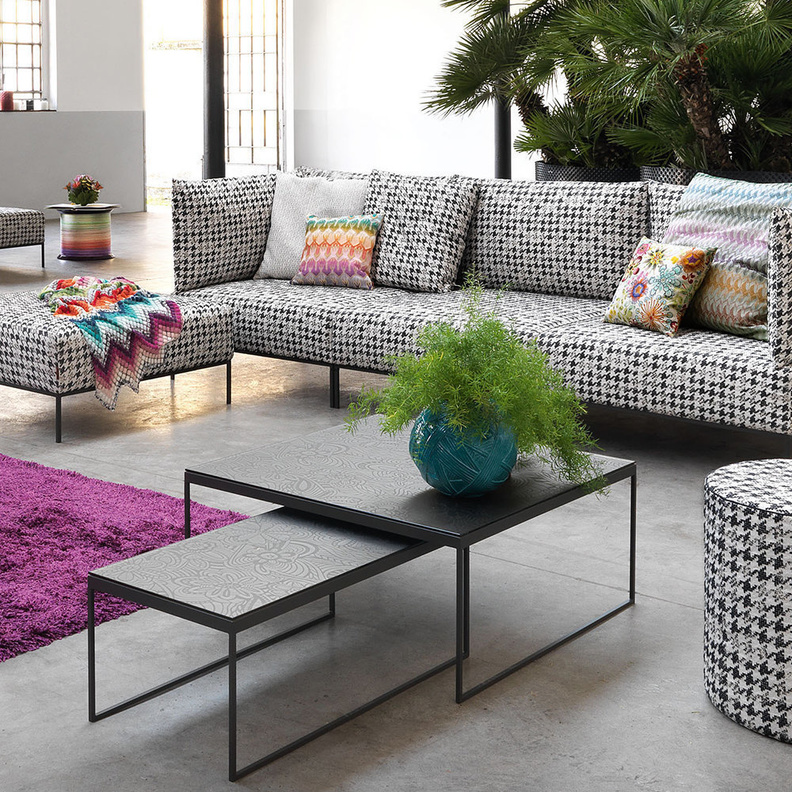 ‎⁨نقشة ناعمة من ميسوني missoni بألوان الأبيض والأسود لتصميم كنب غرف معيشة مودرن