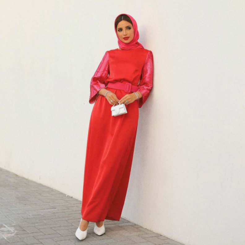 إستوحي من إطلالة فاطمة حسام بالفستان الأحمر الذي تميّز بالأكمام والحزام باللون الفوشيا