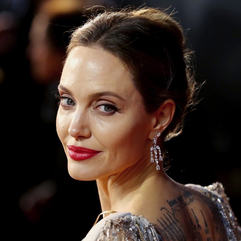 إطلالة كلاسيكية مثالية اختارتها أنجلينا