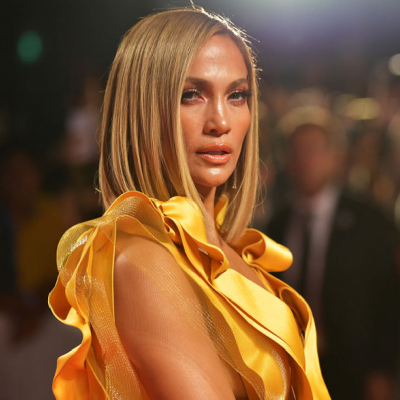 كم بلغ سعر حقيبة جينيفر لوبيز في أحدث إطلالاتها مع بن أفليك؟