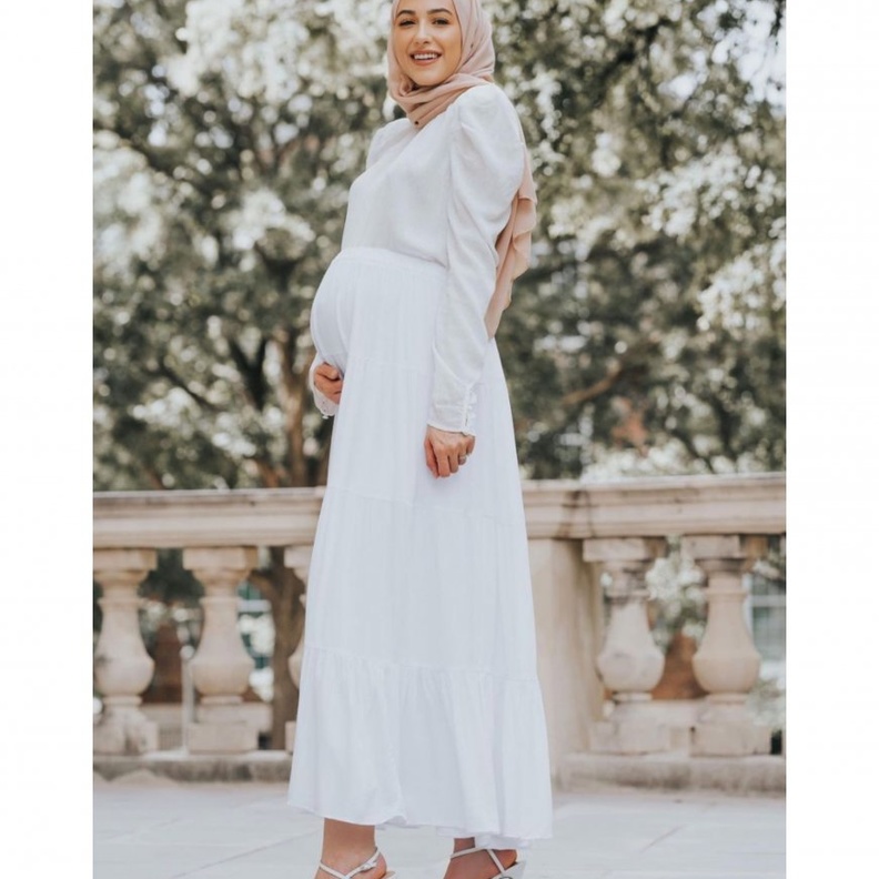 اطلالات صيفية للمحجبات الحوامل مستوحاة من لينا صنوبر