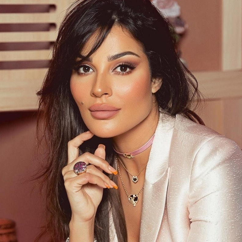 مكياج مميز وناعم على طريقة نادين نجيم