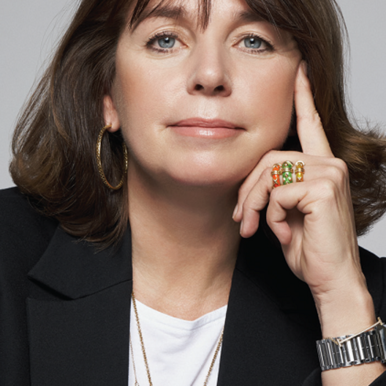 عقد مرصع بالماس وبأكثر من 22 قيراطا من العقيق الديمانتويد الروسي النادر، وهو قابل للتحول