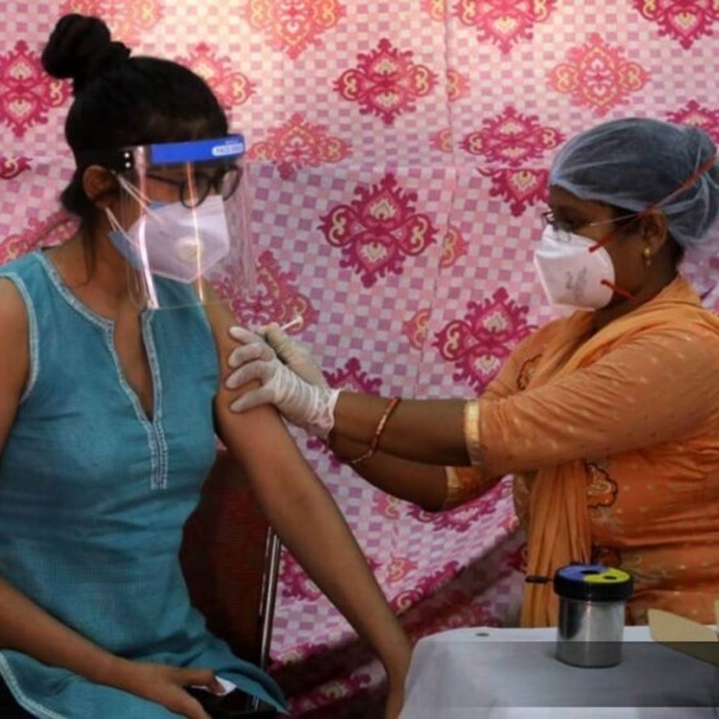 منتجو بوليوود يطلقون مبادرات خيرية لتوفير لقاح كورونا