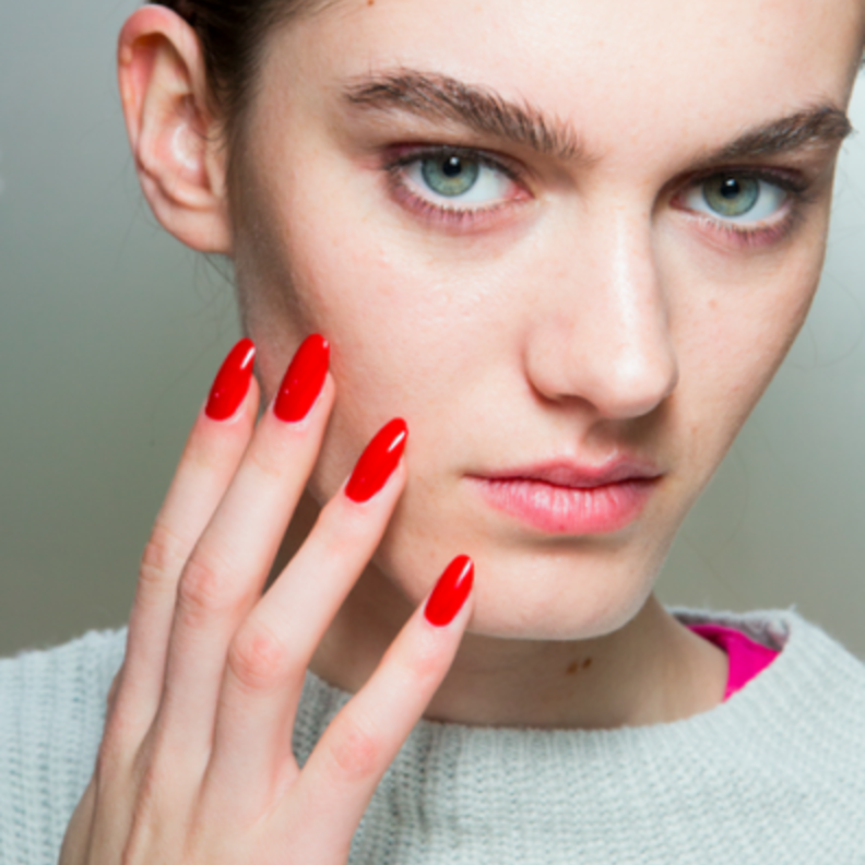  اختيار المناكير الأحمر الكلاسيكي في صيف 2021 2021