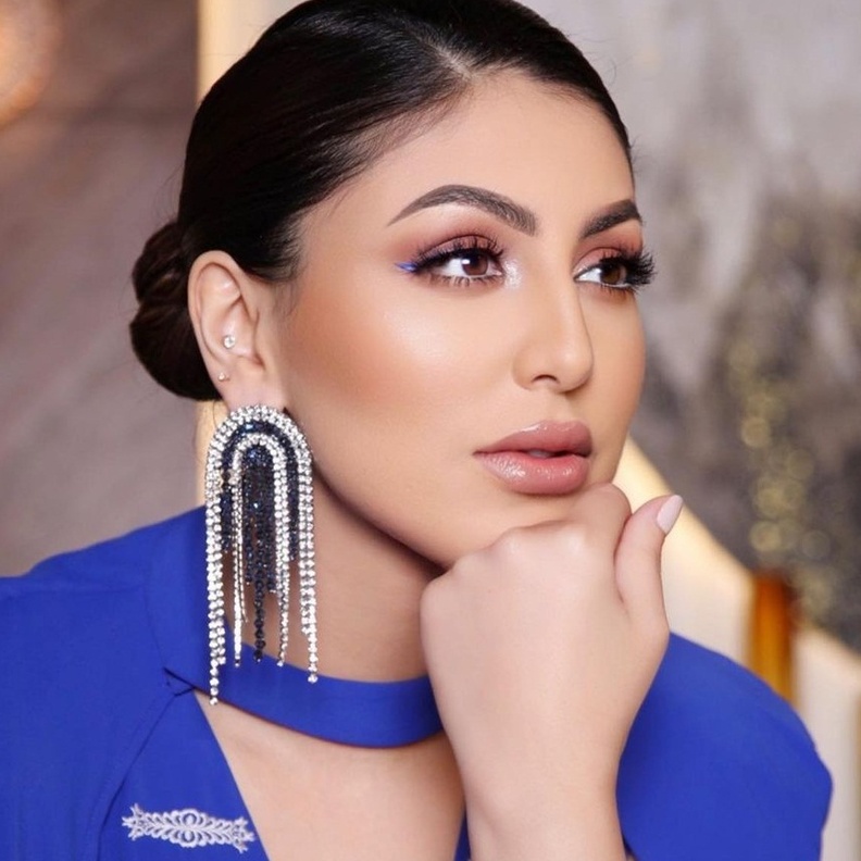 مكياج عصري مع الايلاينر الازرق من وحي اطلالات دانة الطويرش