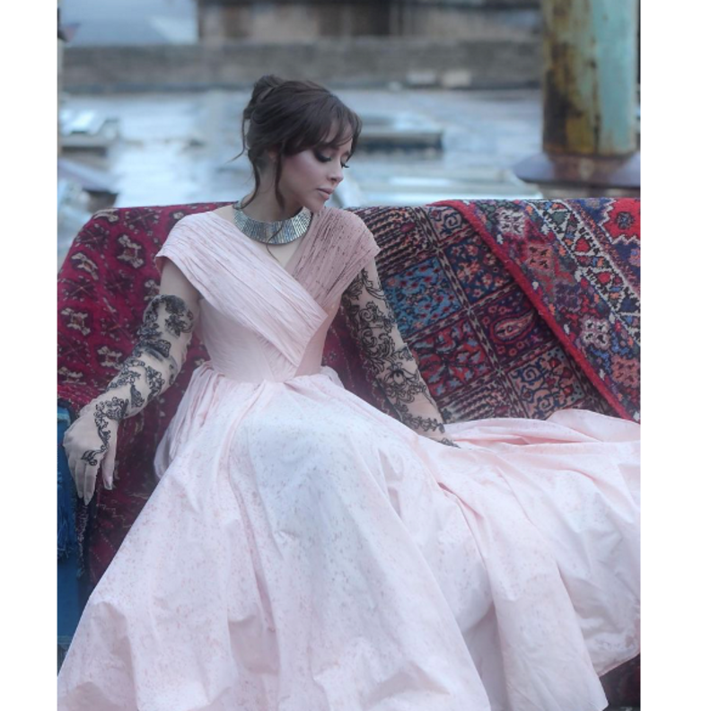 بدت بلقيس كالأميرات بالفستان الزهري