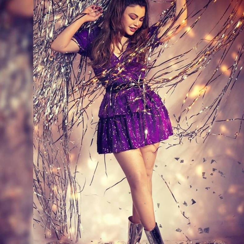 احدث اطلالات هيفاء وهبي بموضة الفساتين البرونزية