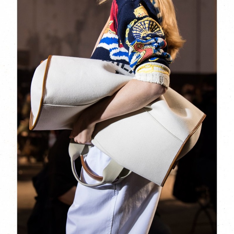 موديلات حقائب يد كبيرة تخفي عيوب الجسم