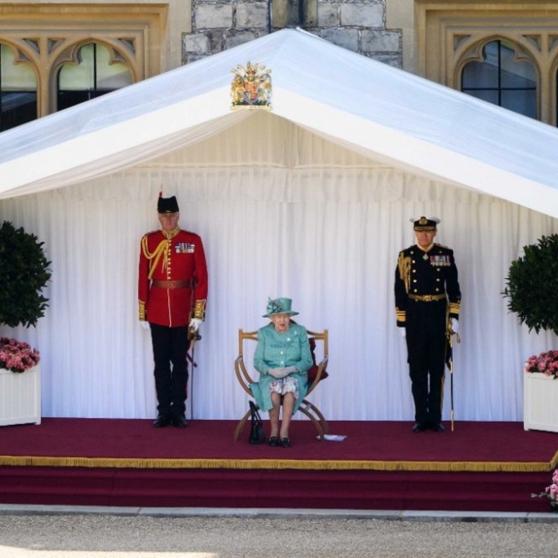 ملكة بريطانيا تكتفي بنسخة مصغرة من احتفالات Trooping the Colour هذا العام