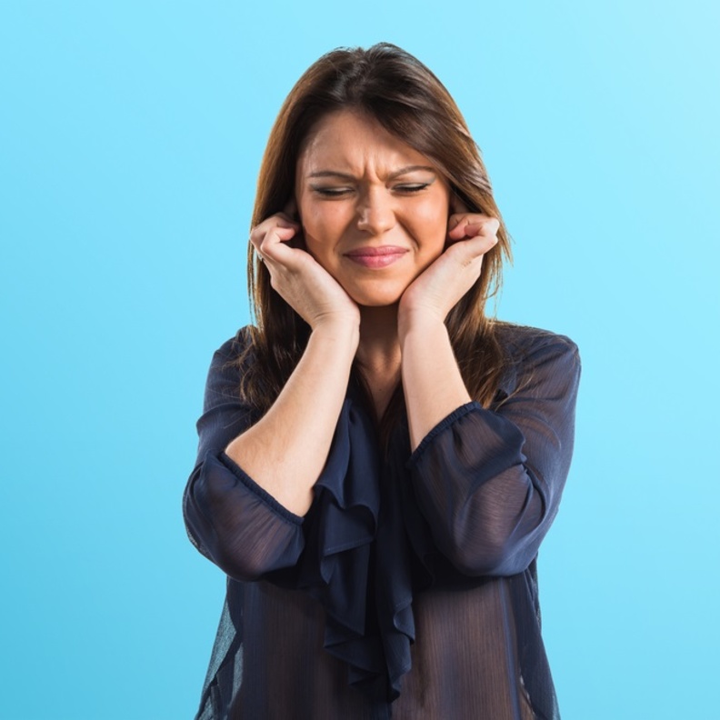 تنظيف الاذنين باعواد القطن يمكن ان يسبب ثقب طبلة الاذن