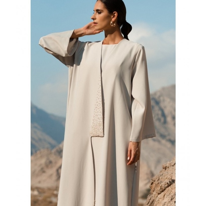 عباية فاخرة من الساتان الراقي مع لمسات الشك البراق من  ALKR5ANA