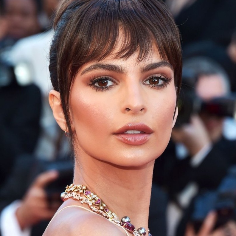 تسريحات شعر ناعمة مع الغرة لإطلالة أنثوية ملفتة من وحي النجمات العالميات