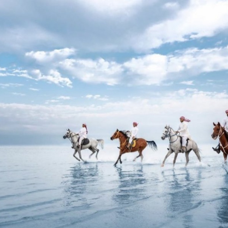 شاطئ العقير.. وجهة مثالية للساعين وراء الاستجمام على الرمال الذهبية