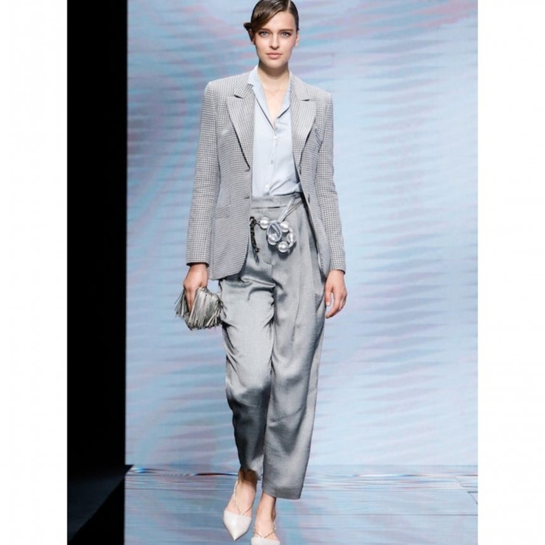 احدث موديلات ازياء تناسب العمل من منصات عروض صيف 2021