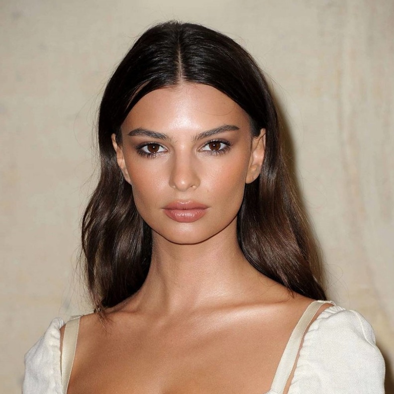  إطلالة ترابية ناعمة من وحي إميلي