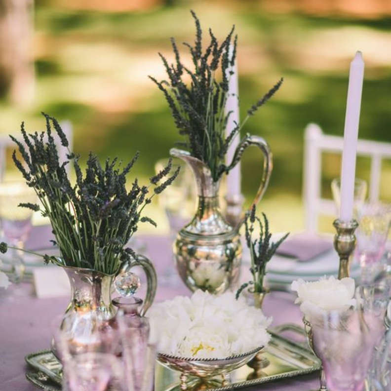  اجمل الافكار لتزيين طاولات حفلات الزفاف بزهور اللافندر