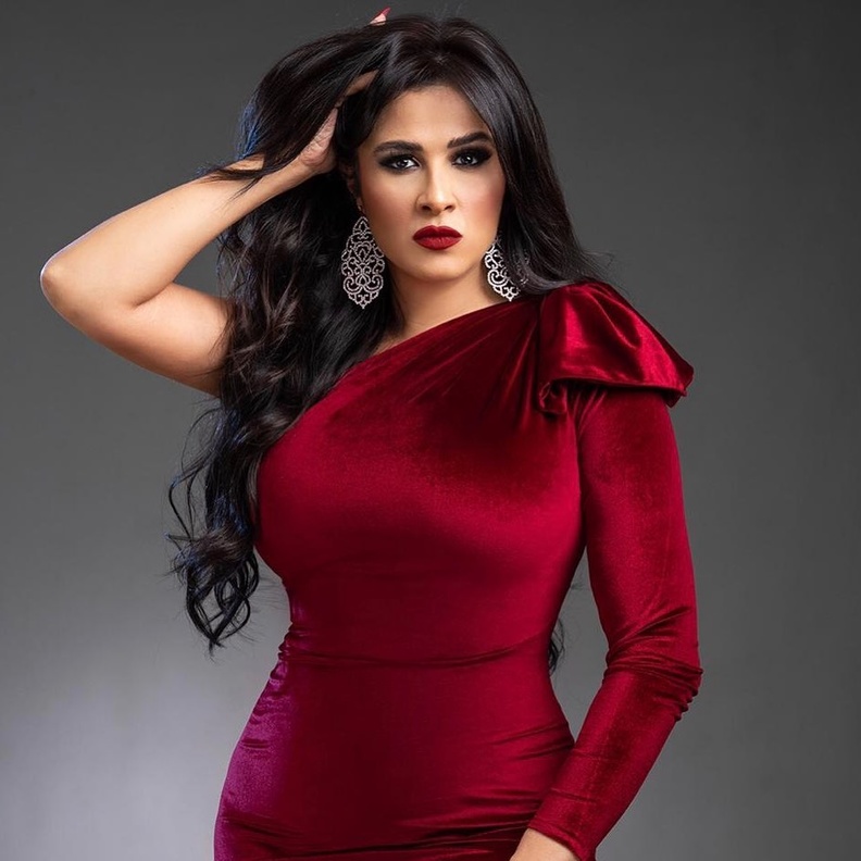  ياسمين عبد العزيز بأقراط متدلية بارزة