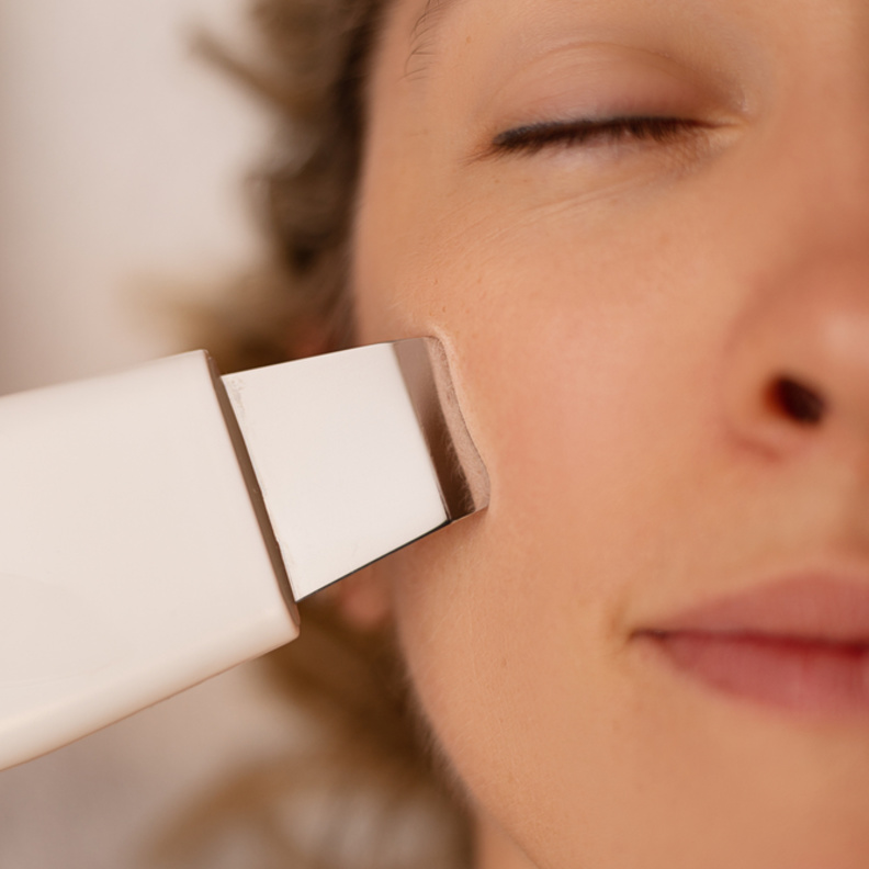 الهيدرافيشل هو علاج طبي يعمل على إزالة مسام البشرة وترطيبها