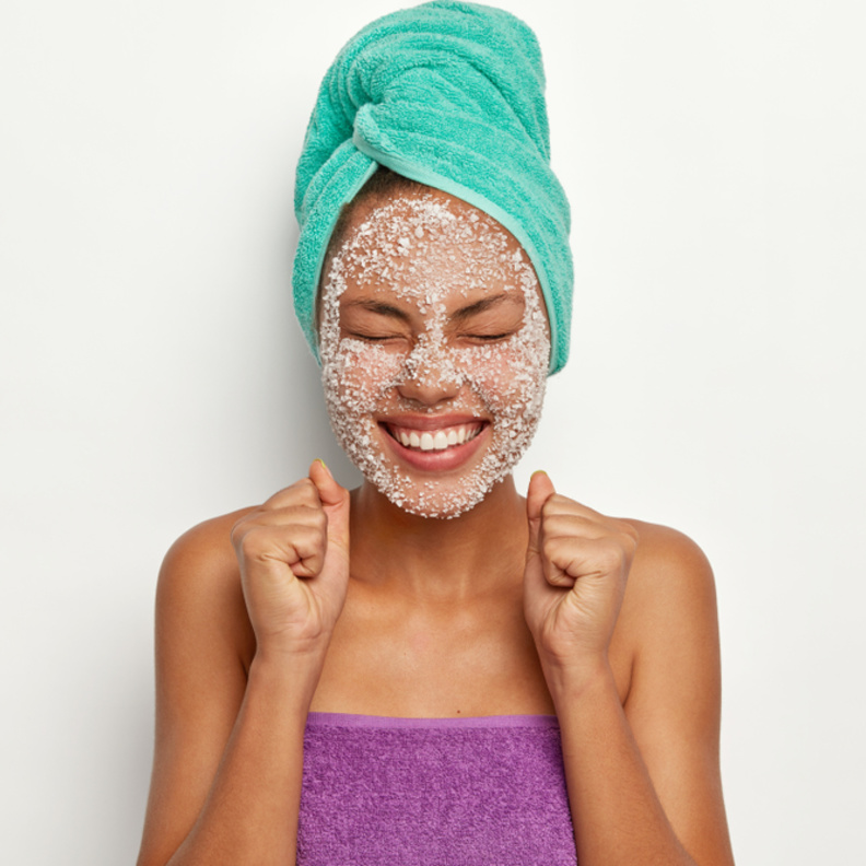 يساعد ملح البشرة على تجديد خلايا البشرة ويخلص الجلد من الشوائب