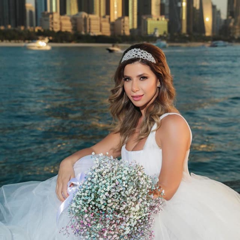 اطلالة ناي سليمان بالفستان الابيض