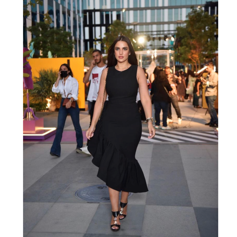 خطفت درة زروق الأنظار بالفستان الأسود الميدي من تصميم زينة زكي