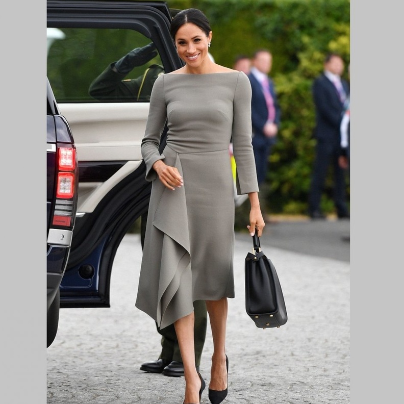 اجمل اطلالات ميغان ماركل بفستان مستقيم رمادي بتوقيع دار Roland Mouret